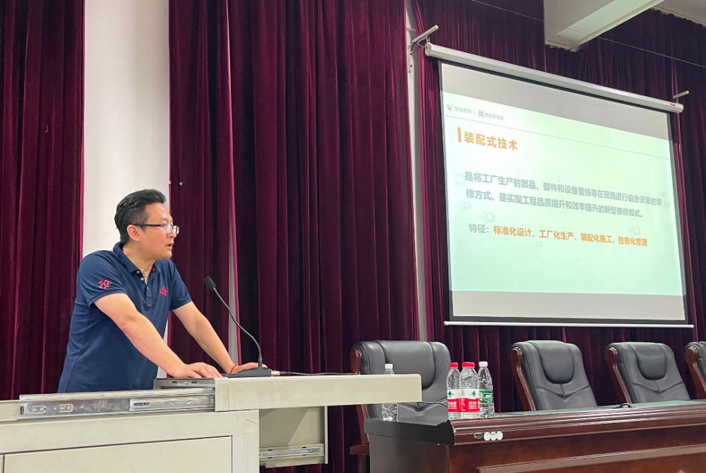 常宏副總工程師吳歆威參加湖南交通職業(yè)技術(shù)學(xué)院宣講會(huì)